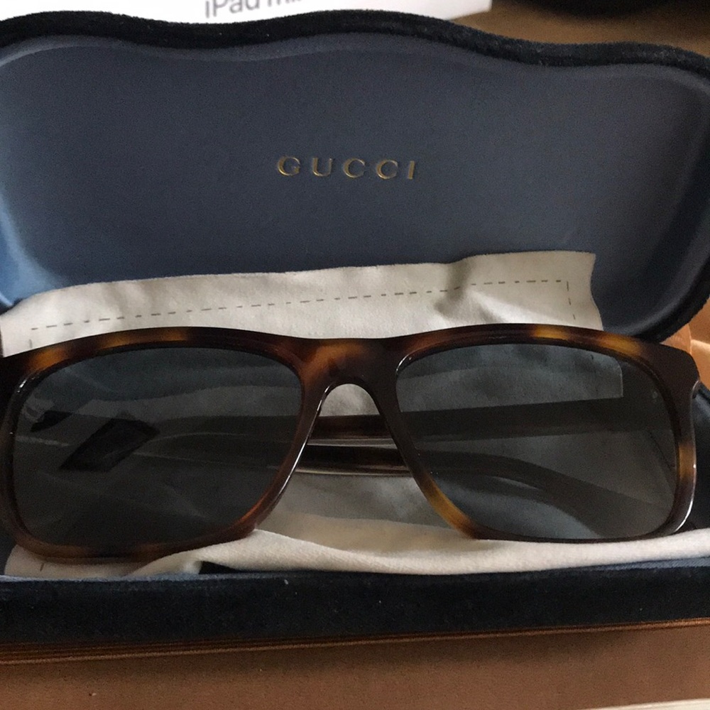 Gucci’s sunglasses, the one at the pictures. - Picture 2 of 4